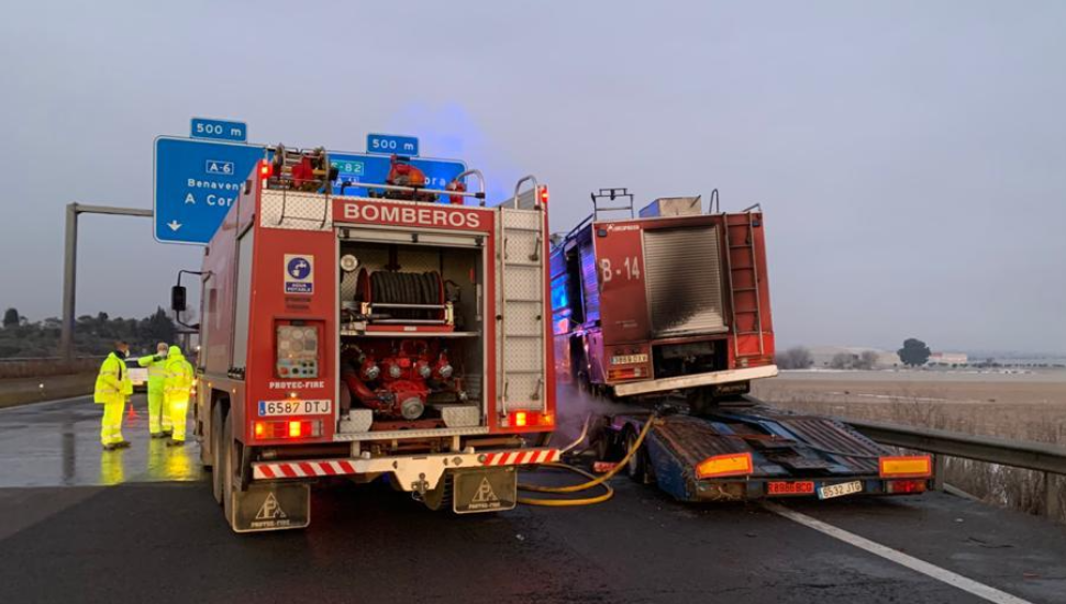 Rescatan a dos ancianos heridos al salirse de la carretera en la A-6 